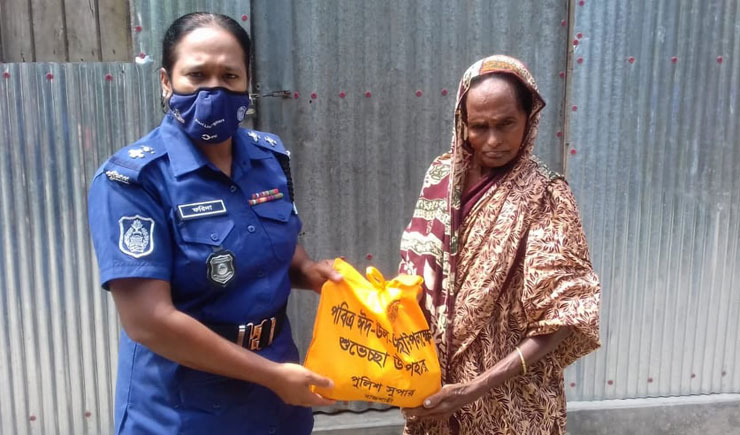 বাগমারায় দুস্থদের মাঝে জেলা পুলিশের ঈদ উপহার বিতরণ
