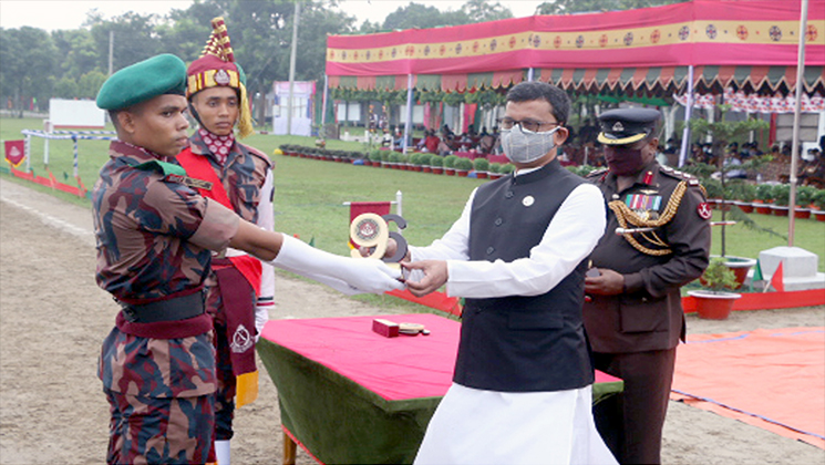 আদেশ ও কর্তব্য পালনে যে পিছু পা হয় না সেই প্রকৃত সৈনিক