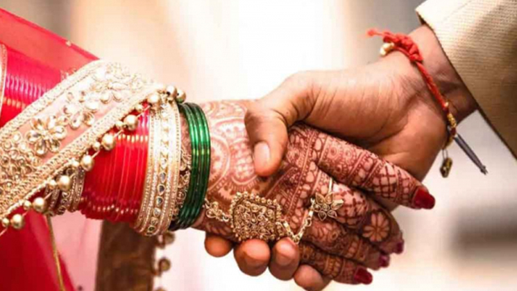 বিয়ে ছাড়াই ২০ বছরের সংসার, অবশেষে ছেলেকে সাক্ষী বানিয়ে বাবা-মায়ের বিয়ে 