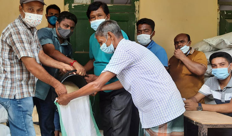 তাহেরপুর পৌরসভায় ৪৬০০ পরিবারের মাঝে চাল বিতরণ