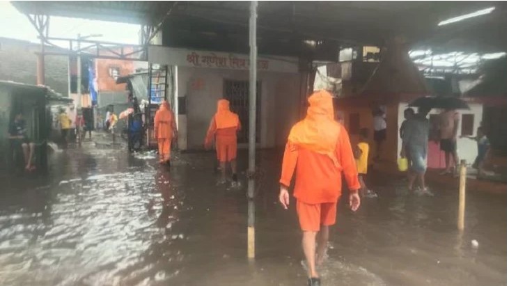 প্রবল বৃষ্টিতে মুম্বাইয়ে ভেঙে গেল দুই বাড়ি, নিহত ১৫