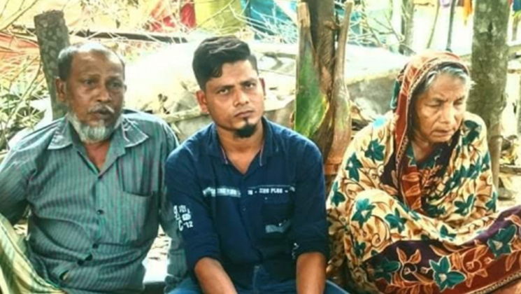 ২৫ বছর পর মাকে খুঁজে পেল হারিয়ে যাওয়া সন্তান