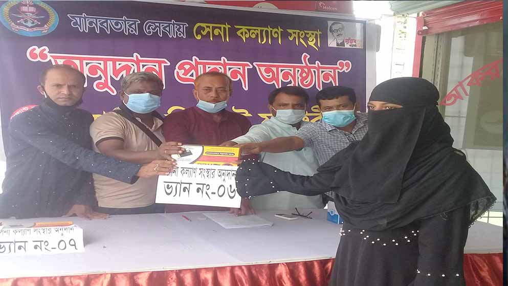 নিহত নির্মাণ শ্রমিকের পরিবারকে অটো ভ্যান প্রদান 