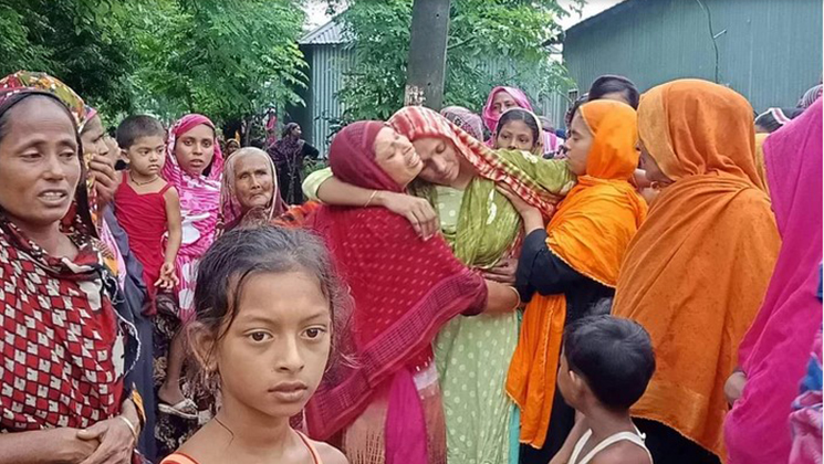 গ্রামজুড়ে বিষাদের ছাপ