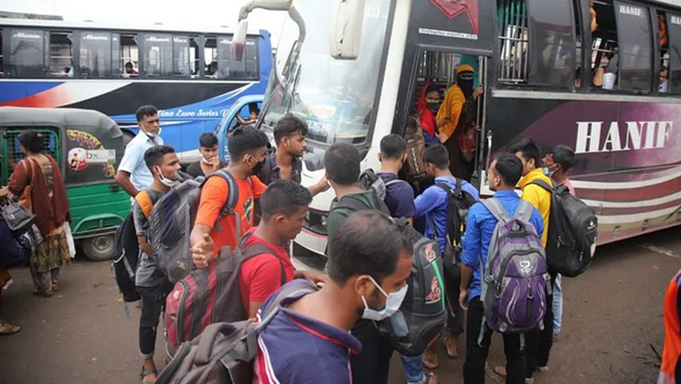 বাসে বাড়তি ভাড়া, কোনো সিট ফাঁকা রাখা হচ্ছে না