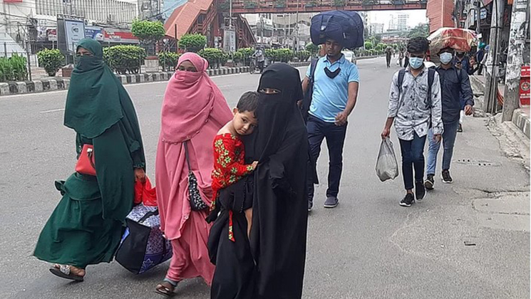 দুই হাতে ভারী দুই ব্যাগ নিয়ে সদরঘাট থেকে হেঁটে ফার্মগেটে