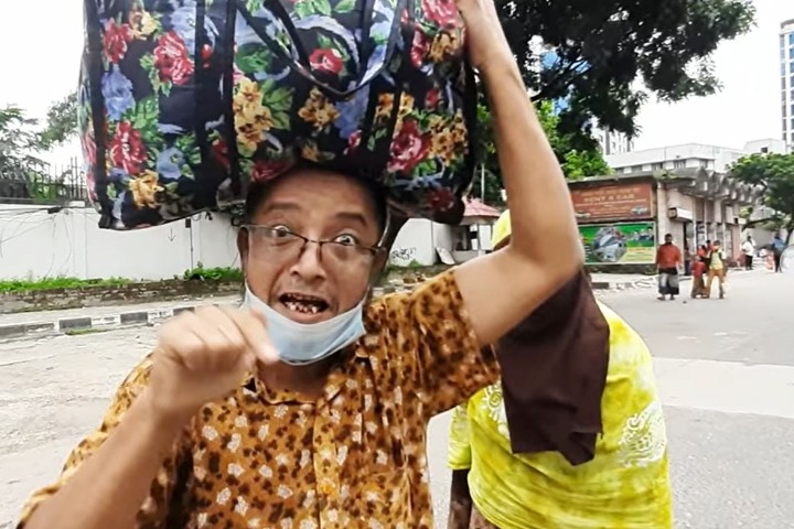 বেকায়দায় পড়ে এখন হাঁটা ছাড়া গতি নেই তাদের