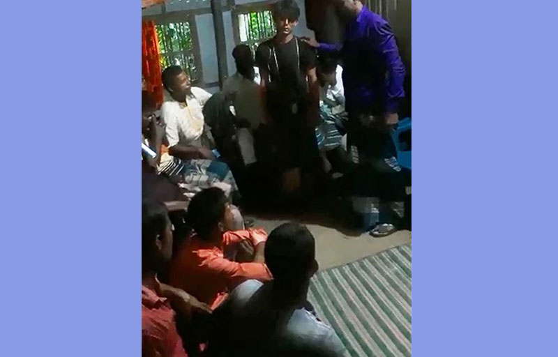 ধর্ষণচেষ্টার অভিযোগে যুবকের গলায় জুতার মালা, শিকলে বেঁধে মারধর