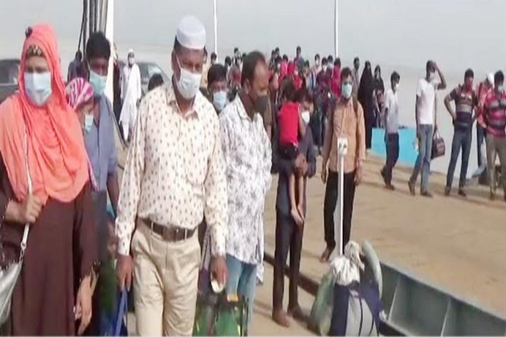 দৌলতদিয়া-পাটুরিয়া রুটে ফেরিতে যাত্রী পারাপার স্বাভাবিক