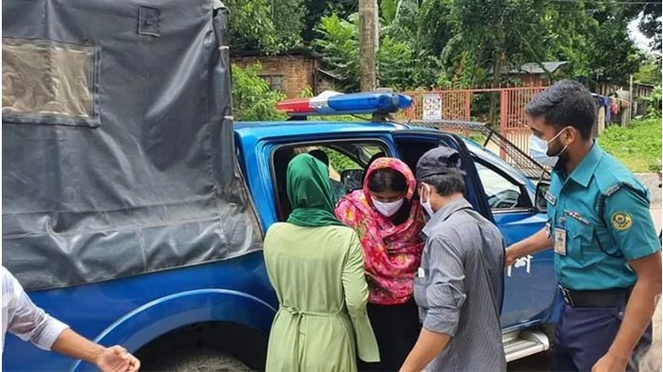 অন্তঃসত্ত্বা নারীকে নিজের গাড়িতে হাসপাতালে নিলেন ওসি