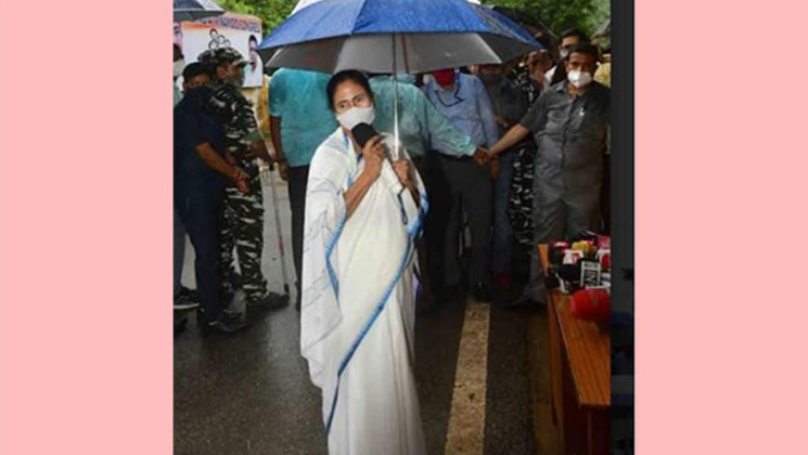 নিজের ছাতা নিজেই ধরে মোদিকে বার্তা মমতার