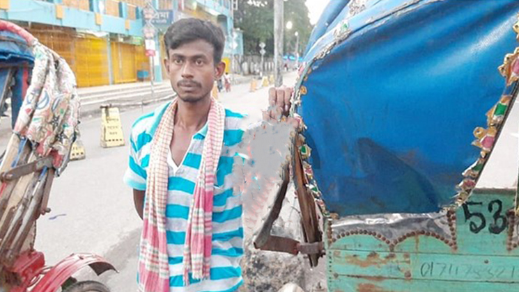 চাকরি হারিয়ে পেটের দায়ে রিকশা চালাচ্ছেন জাকির