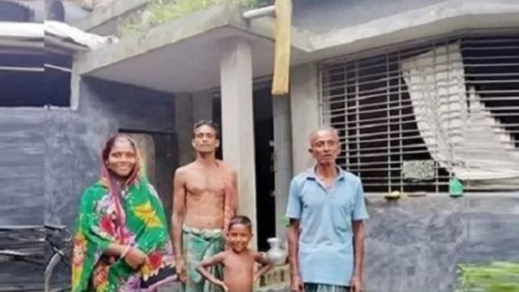 ১৮ বছর ধরে ইট জমিয়ে বাড়ি বানিয়ে দিলেন ৩ ছেলেকে ভ্যানচালক বাবা
