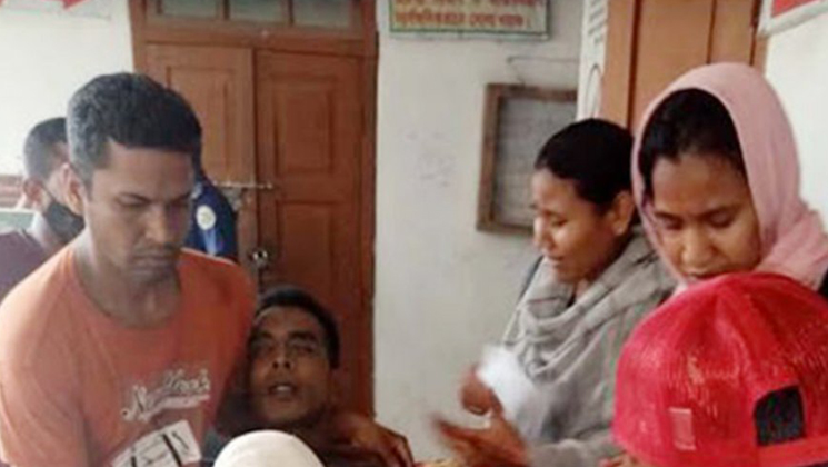 মুক্তিযোদ্ধাকে কুপিয়ে হত্যা, ৩ ছেলে ও এক ছেলের স্ত্রীকে কুপিয়ে আহত