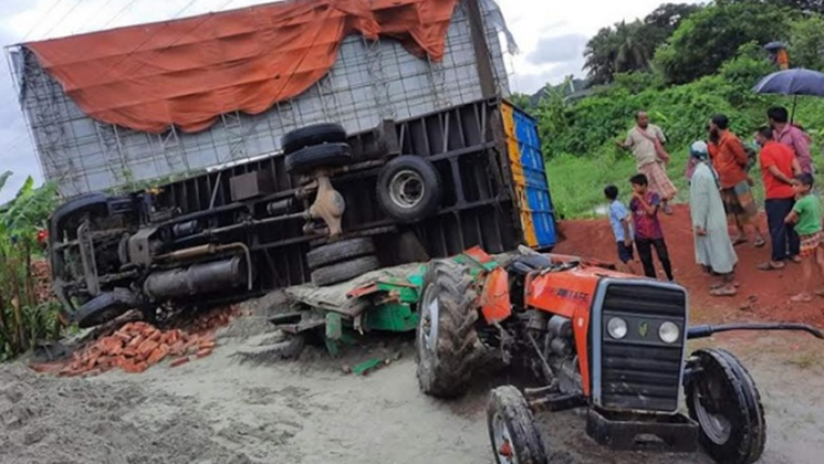 বালুবোঝাই ট্রাক্টরে কাভার্ডভ্যানের ধাক্কা, নিহত ৩