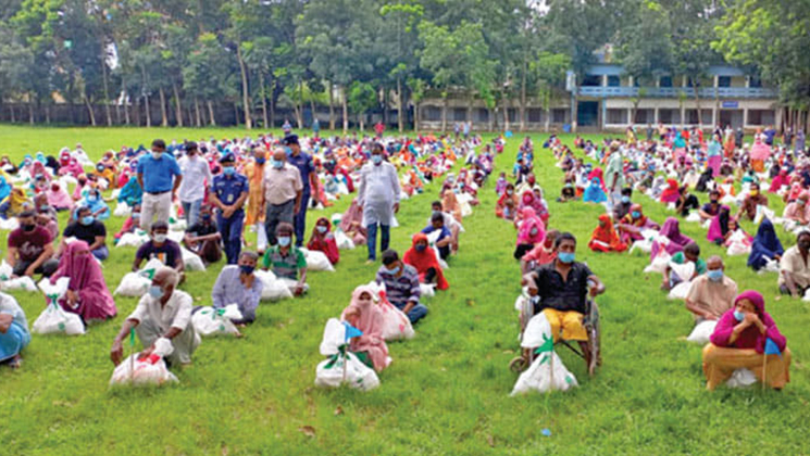 বগুড়ায় একদিনে ১৩০০ পরিবারকে ত্রাণ দিল বসুন্ধরা গ্রুপ