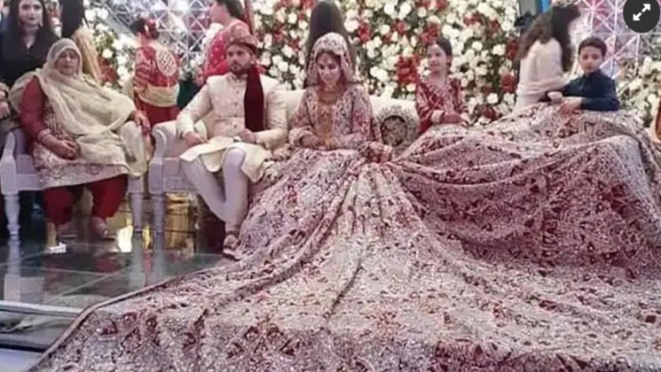 ১০০ কেজির লেহেঙ্গা পরে বিয়ের পিঁড়িতে