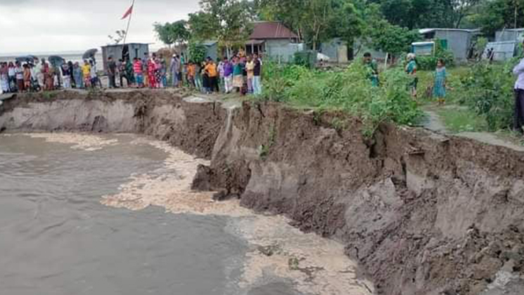 দৌলতদিয়ায় ফের পদ্মার ভাঙন হুমকির মুখে পাড়ের মানুষ 