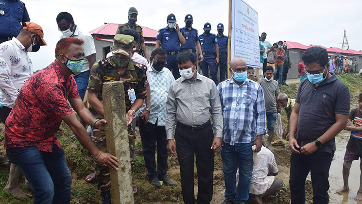 সুনামগঞ্জ সদর উপজেলার আদার বাজার মুজিব পল্লী পরিদর্শন করেন জেলা প্রশাসক 