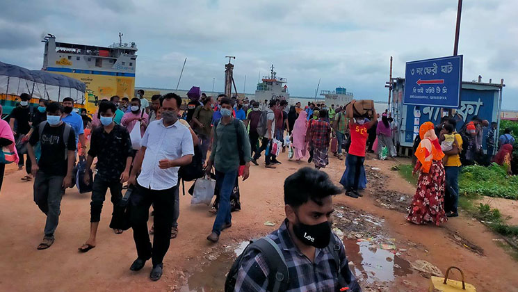 পাটুরিয়া ও আরিচা ঘাটে কর্মস্থলমূখী মানুষের ঢল