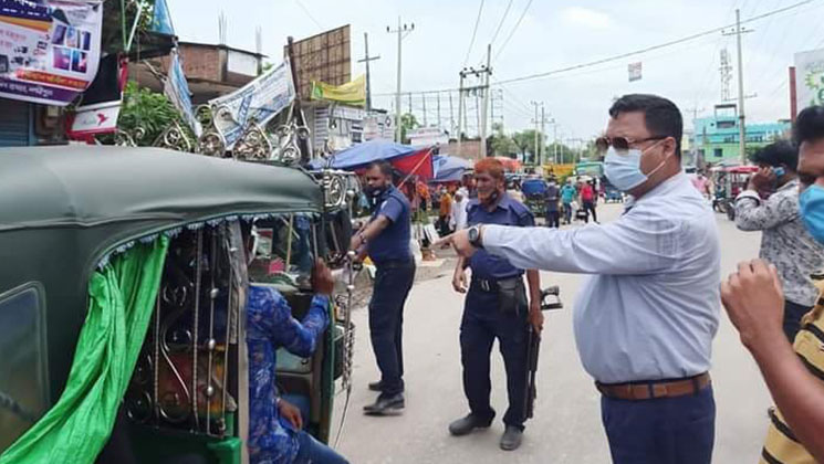 লক্ষ্মীপুরে বিধিনিষেধ না মানায় জরিমানা ও অসহায়দের মাঝে খাদ্য সামগ্রী বিতরণ 