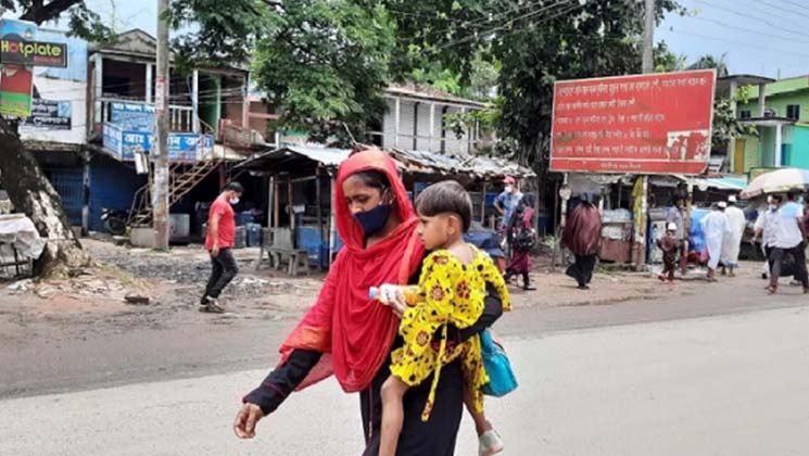 শিশু সন্তানকে কোলে নিয়ে ১৫০ কিলোমিটার হেঁটে ঢাকার পথে মা