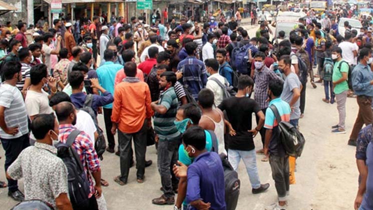 কর্মস্থলে ফিরতে শ্রমিকদের অবরোধ, অবশেষে ছাড়ল বাস