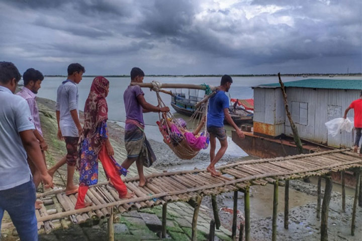 দোলনায় করে ট্রলারে, হাসপাতালে নেয়ার পথে নদীর মাঝে সন্তান প্রসব
