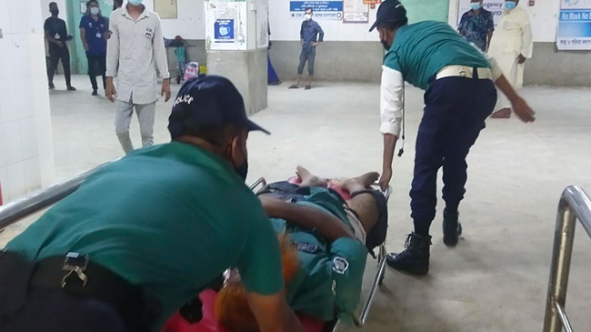 সিগন্যালে না থেমে পুলিশকে পিষে মারলো মাইক্রো