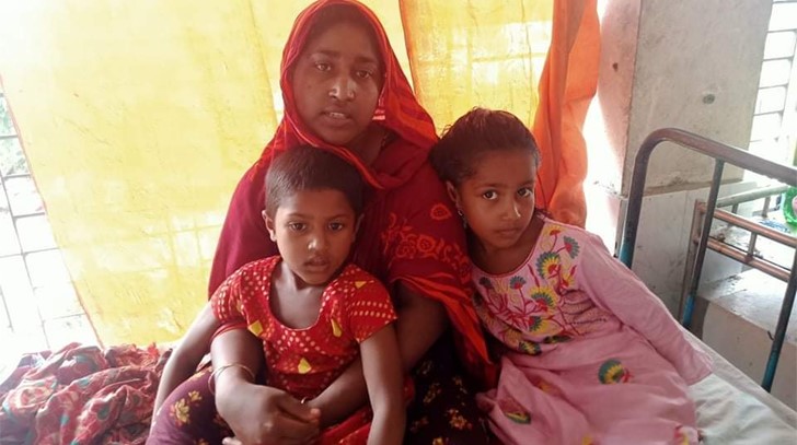 মাথার চুল তুলে ফেলে স্ত্রীকে তিন তালাক দিল স্বামী