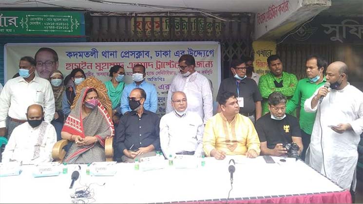কদমতলী প্রেসক্লাবের উদ্যোগে মাস্ক সেনিটাইজার ও খাবার বিতরণ