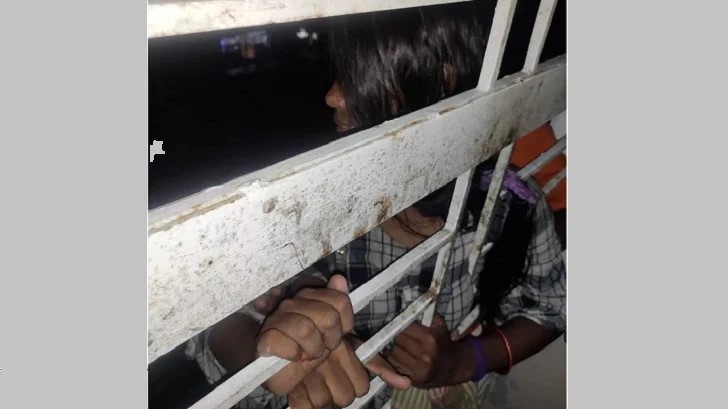 চার তলার কার্নিশে কিশোরী, ঘটনাস্থলে ফায়ার সার্ভিস