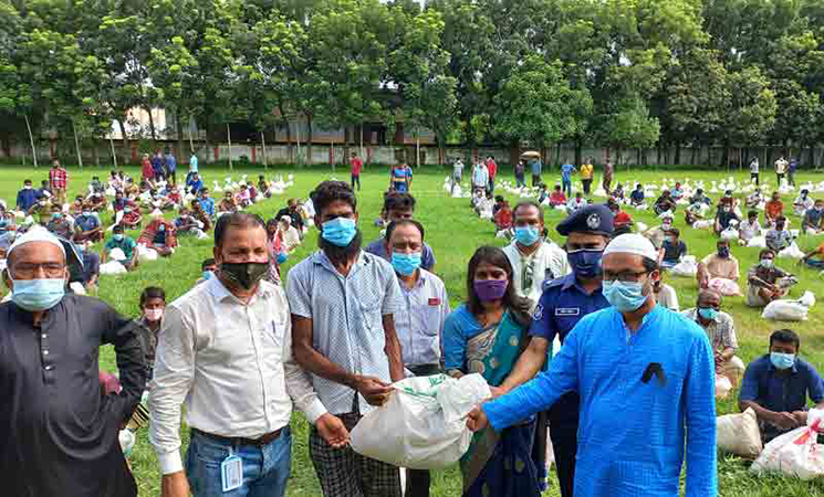 জয়পুরহাটে একদিনে ১০০০ পরিবারকে ত্রাণ দিল বসুন্ধরা গ্রুপ