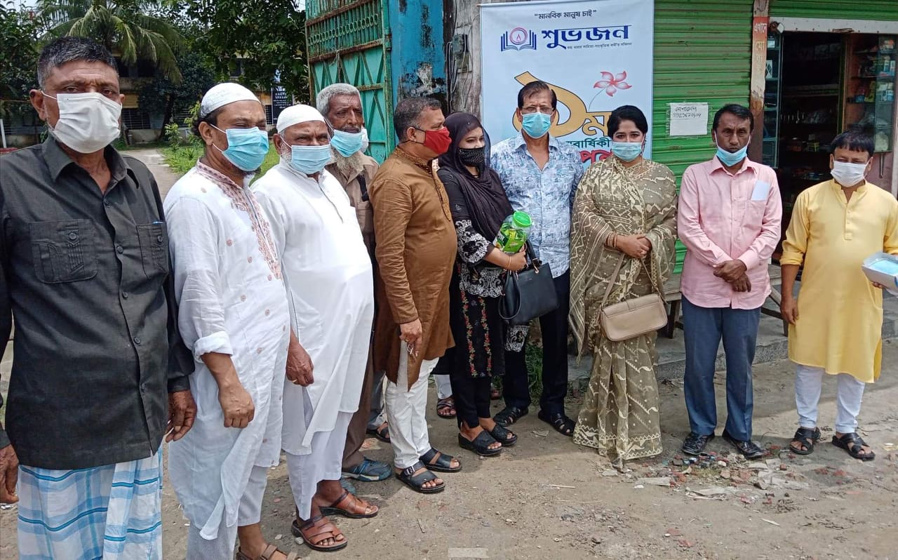 গজারিয়ায় ফুল আর চকোলেট দিয়ে স্বাস্থ্যবিধি মান্যকারীদের সাধুবাদ জানালো শুভজন