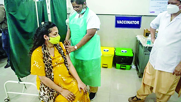 গর্ভবতী ও দুগ্ধদানকারী মায়েরা নিতে পারবেন করোনার টিকা