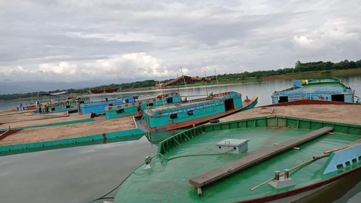 ধোপাজান চলতি নদীতে পুলিশের অভিযানে ৮ নৌকা আটক, ২ লক্ষ টাকা জরিমানা 