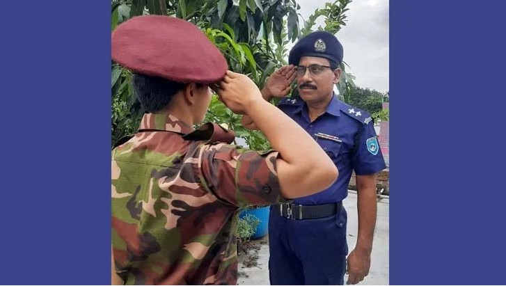 পুলিশ কর্মকর্তা বাবাকে স্যালুট ক্যাপ্টেন মেয়ের