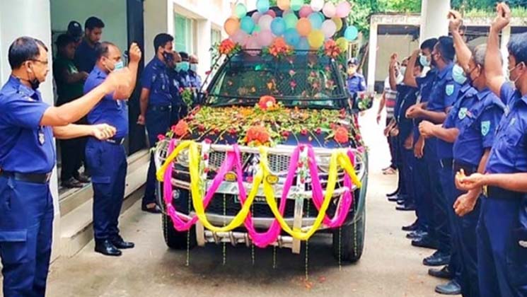 বর্ণাঢ্য সংবর্ধনা শেষে সুসজ্জিত গাড়িতে বাড়ি গেলেন কনস্টেবল