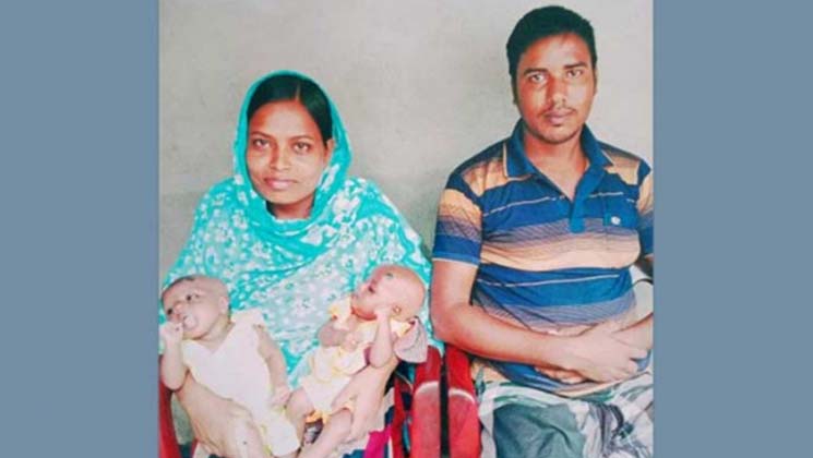 দুধ কেনার টাকা না থাকায় যমজ শিশুকে ভাতের মাড় খাওয়াচ্ছেন মা