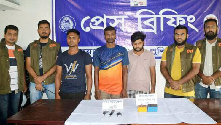 ডিবি পুলিশের অভিযানে মটরসাইকেলসহ আটক ৩
