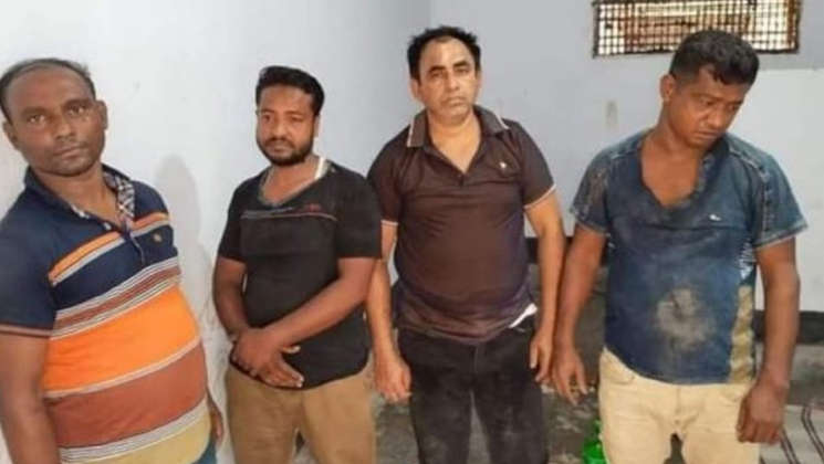 যশোর বাঘারপাড়ায় পুলিশের পরিচয়ে মাইক্রোবাস ছিনতাই করতে গিয়ে আটক ৪