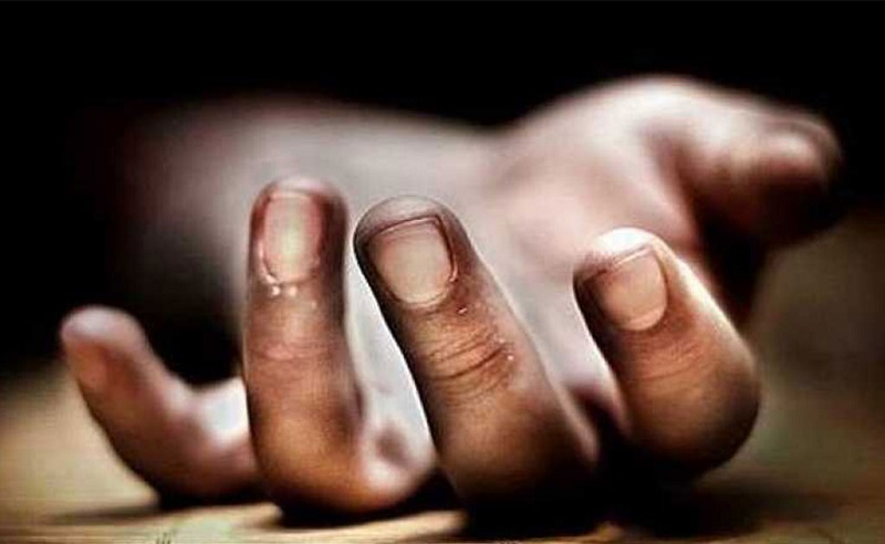 ছেলেকে গলা কেটে হত্যার পর স্ত্রীকে কুপিয়ে আত্মহত্যাচেষ্টা