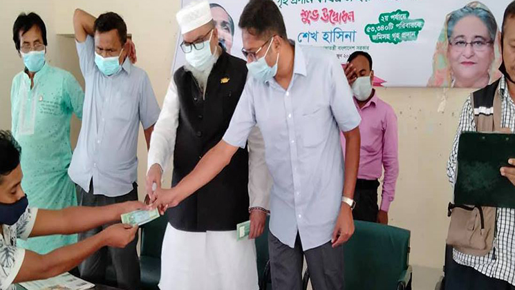 শিবালয়ে অসহায় শিল্পীদের মাঝে নগদ অর্থ বিতরণ