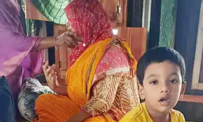 দুর্ঘটনার ভয়ে কোলের শিশুকে নিয়ে পদ্মায় ঝাঁপ দিলেন মা