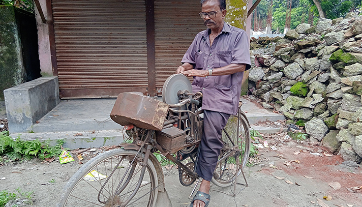 কালীগঞ্জে শান দিয়ে চলে ভূমিহীন আমিরুলের জীবন,সরকারী ঘরের আকুতি
