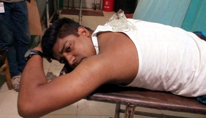পুলিশের গুলিতে আহত পুলিশ সদস্য