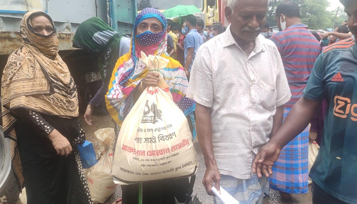মিরসরাইতে খাদ্যসামগ্রী বিতরণ শেখ জামাল ধানমন্ডি ক্লাবের
