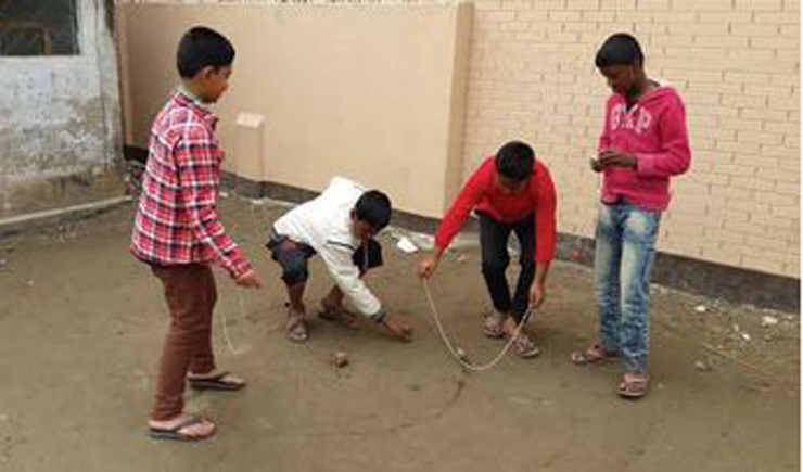 কালীগঞ্জে মাঠের বিনোদন এখন স্মাটফোনে বন্দি