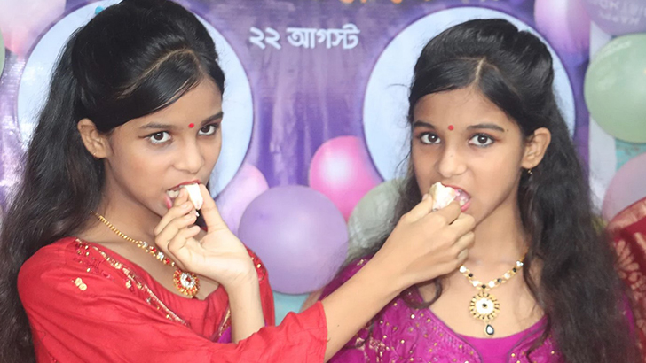 সেই জোড়া–যমজ ম‌ণি-মুক্তা বড় হ‌য়ে হ‌তে চায় চি‌কিৎসক