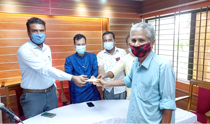 ফুলবাড়ীতে ১০অস্বচ্ছল সাংস্কৃতিসেবীর মাঝে অনুদান প্রদান